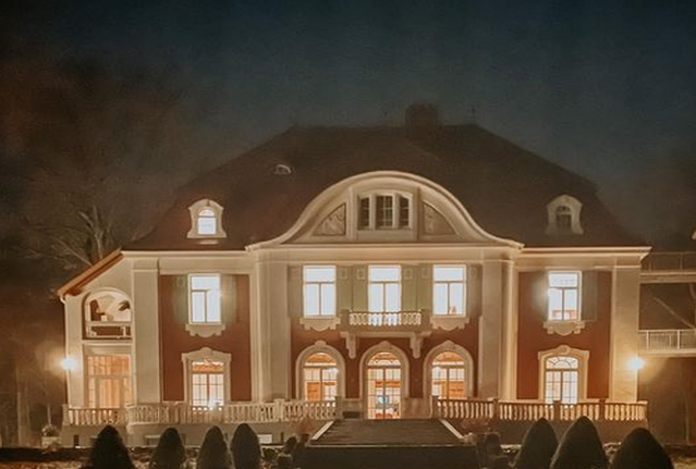 Ein Bild vom Haus Schnede mit beleuchteten Fenstern